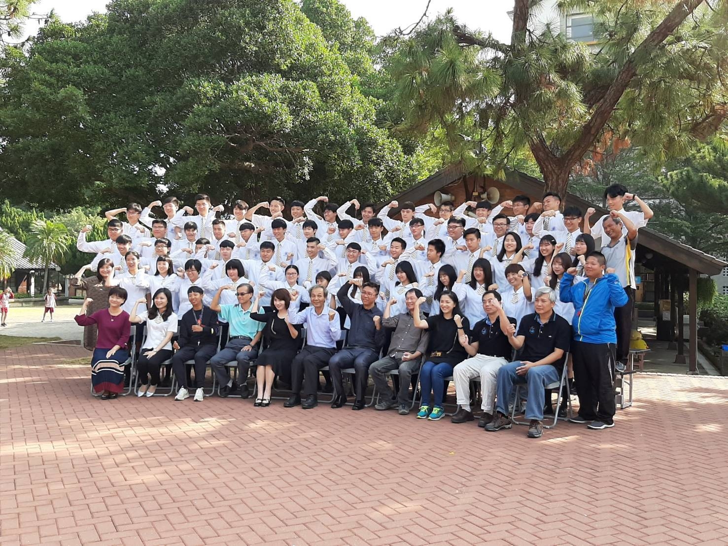 108學年度畢業大團照側拍