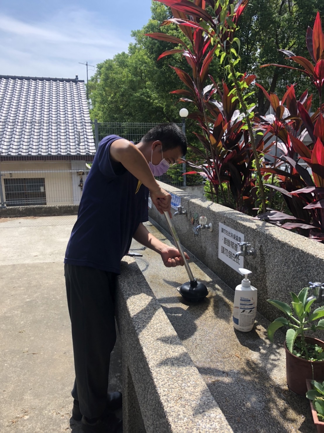 媒材室旁水槽水龍頭