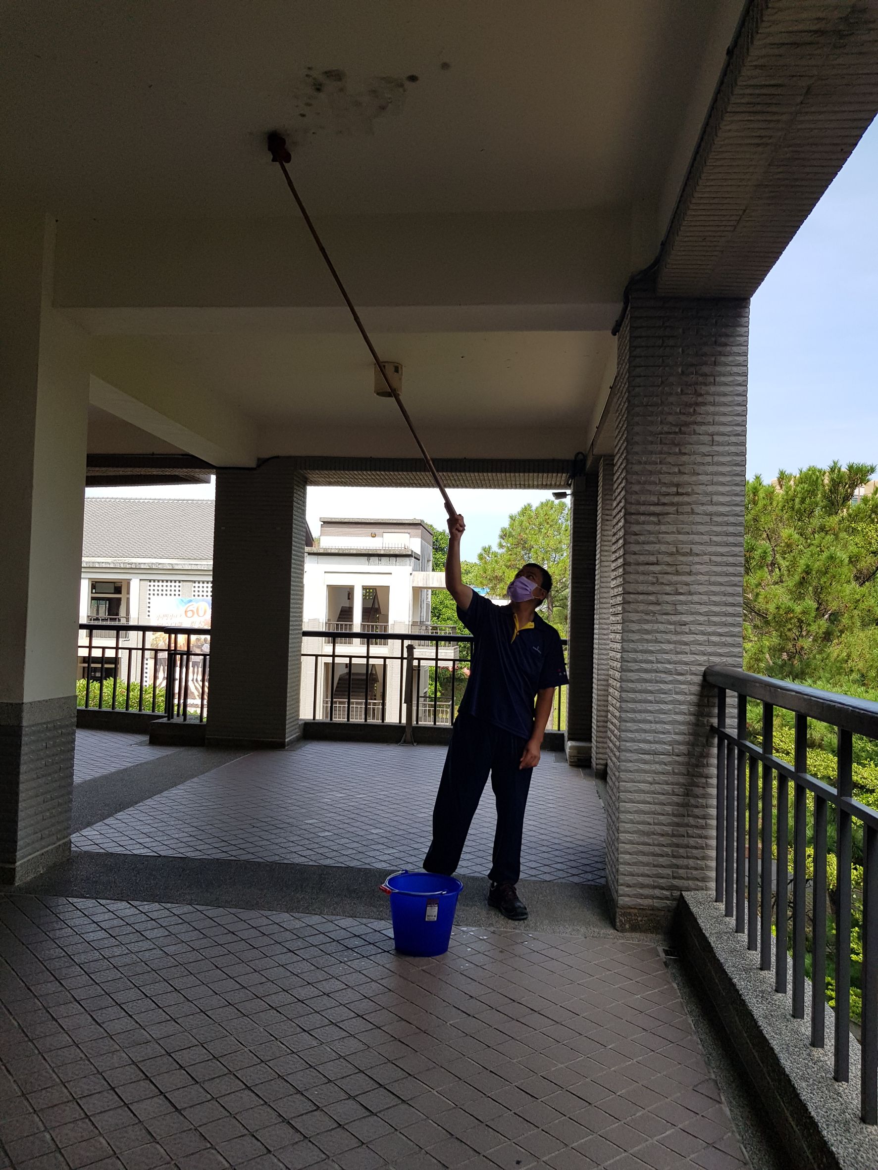 高二戊走廊天花板清潔！