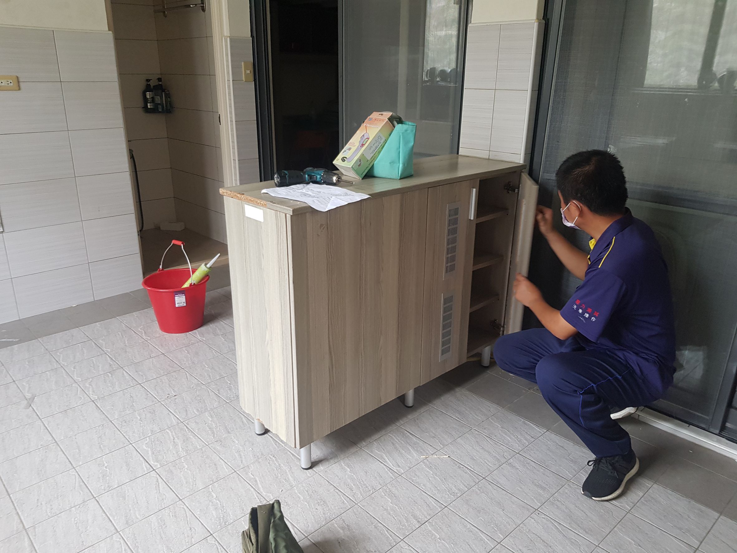 宿舍M407鞋櫃脫落維修