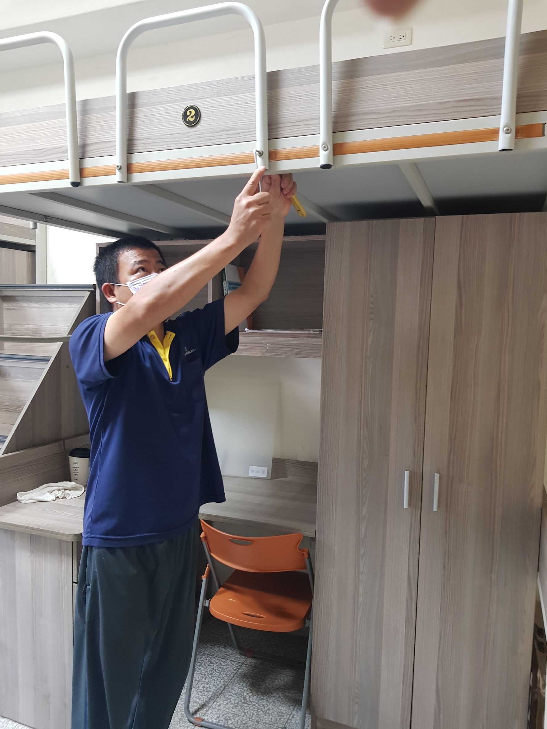 F207-2/M303-4,M401-2 宿舍桌燈，床護欄維修！