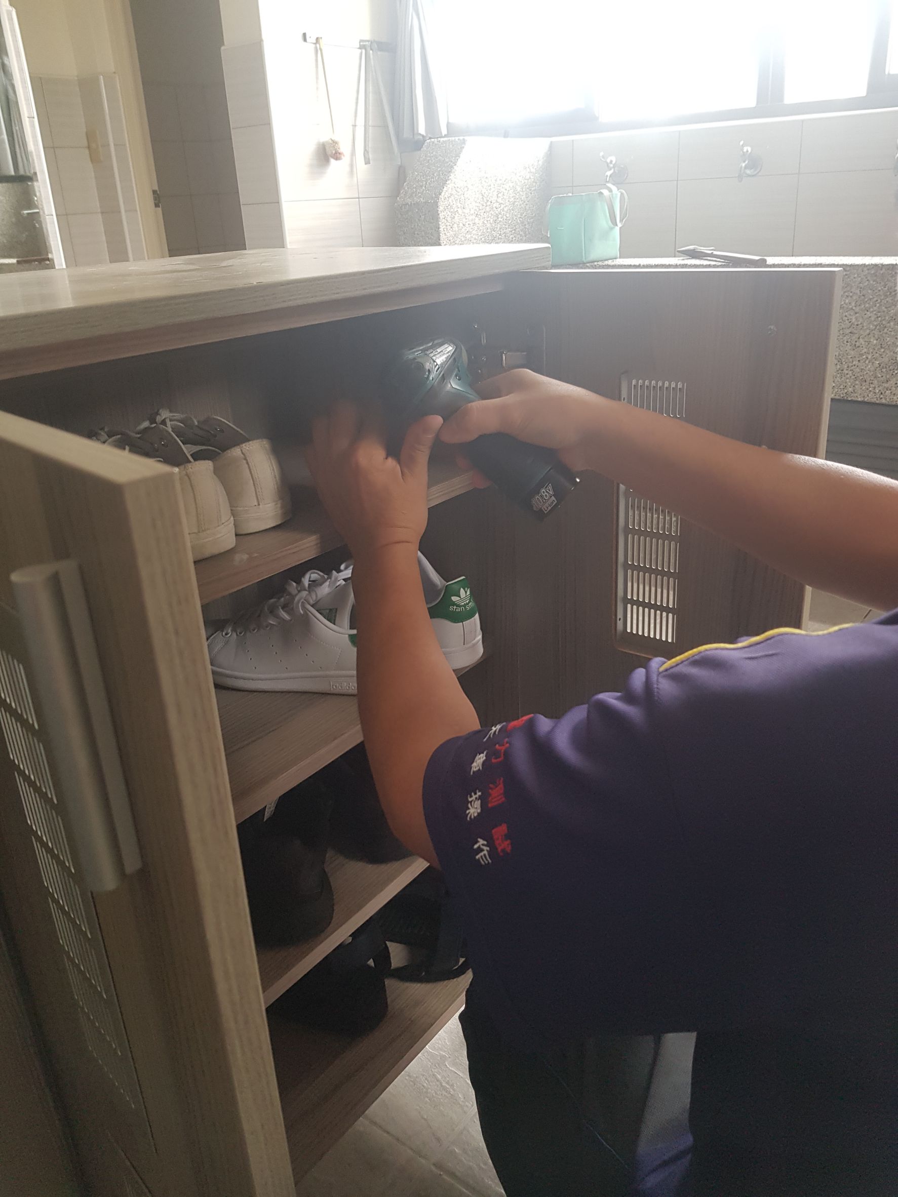 女宿407鞋櫃損害維修！