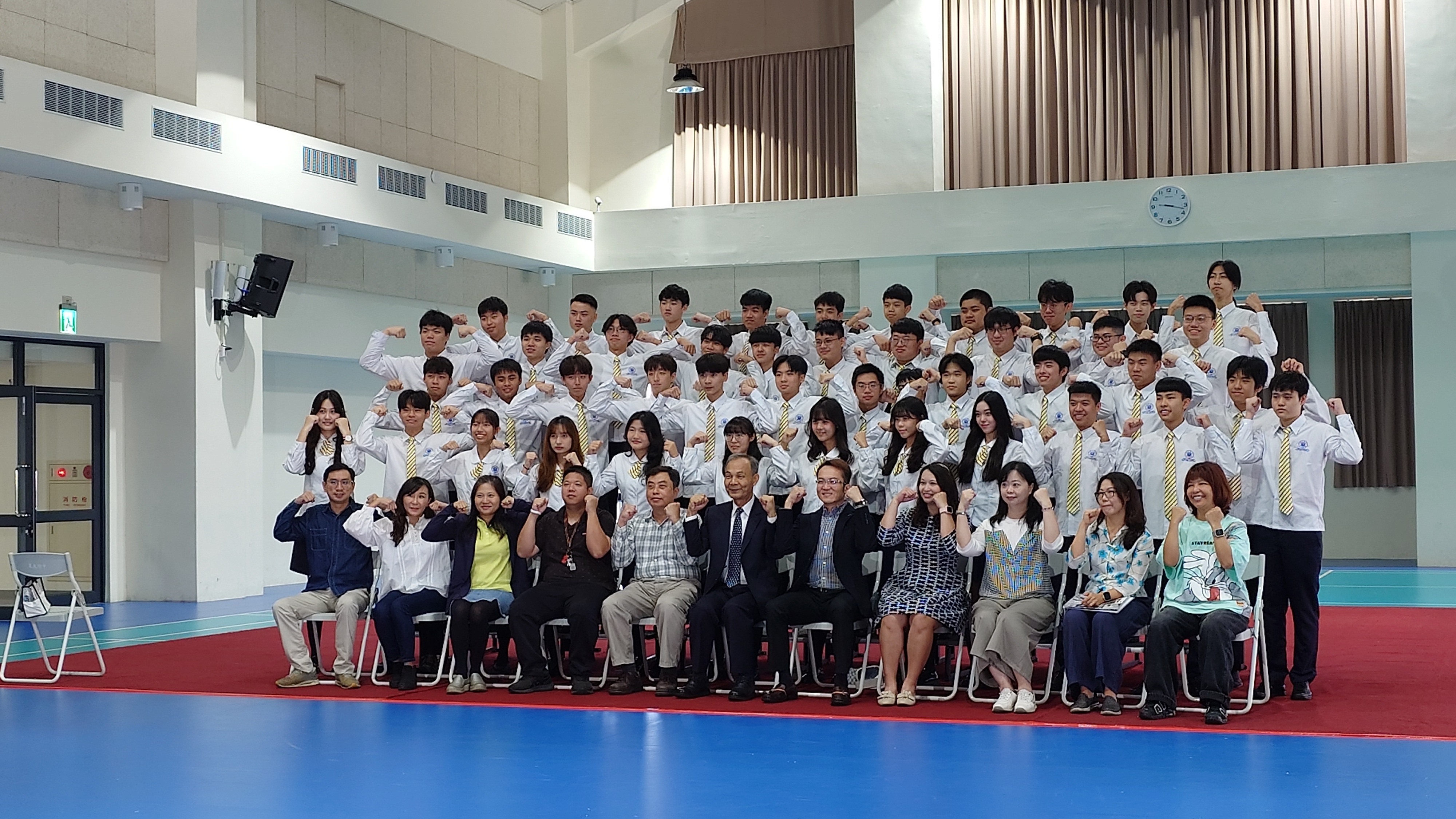 112學年度畢業大團照側拍