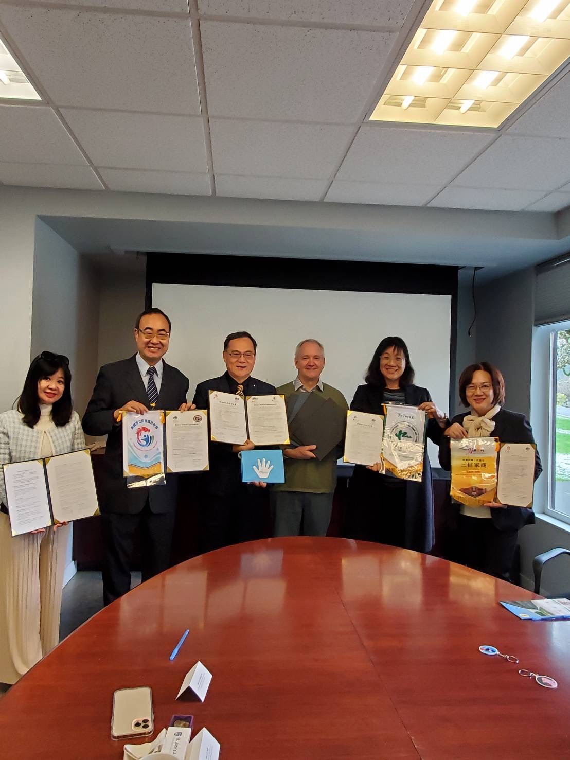 東大附中與加拿大校簽合作備忘錄，國際教育邁向新里程碑